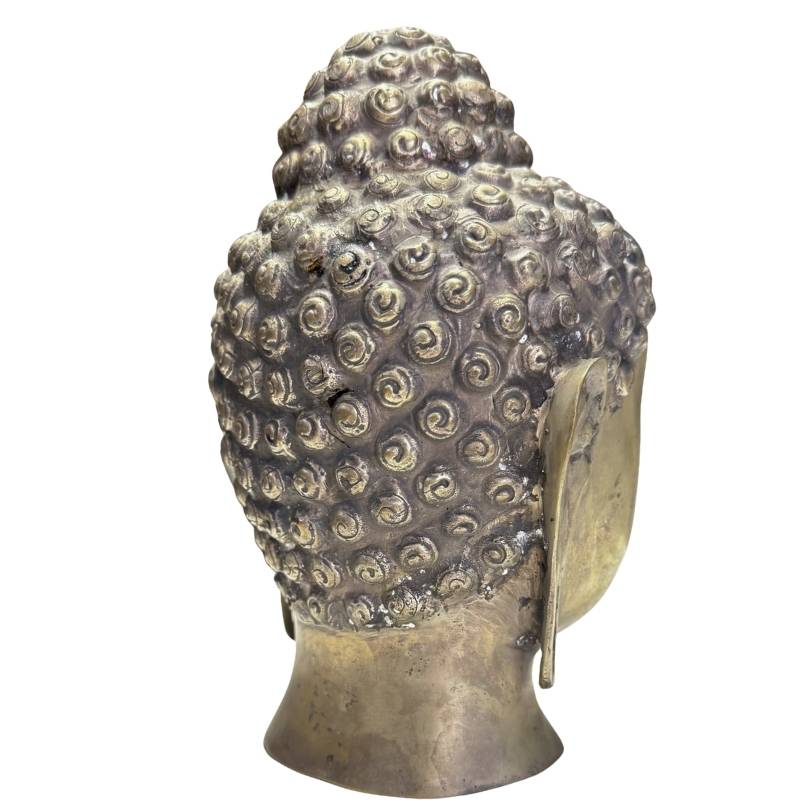 Detailopname van de achterzijde met de traditionele haarknot (ushnisha) van het Boeddhakapsel.