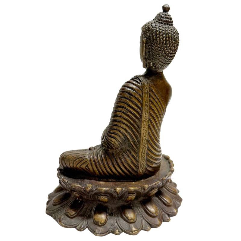 Bronzen Boeddhabeeld in meditatie op lotus troon
