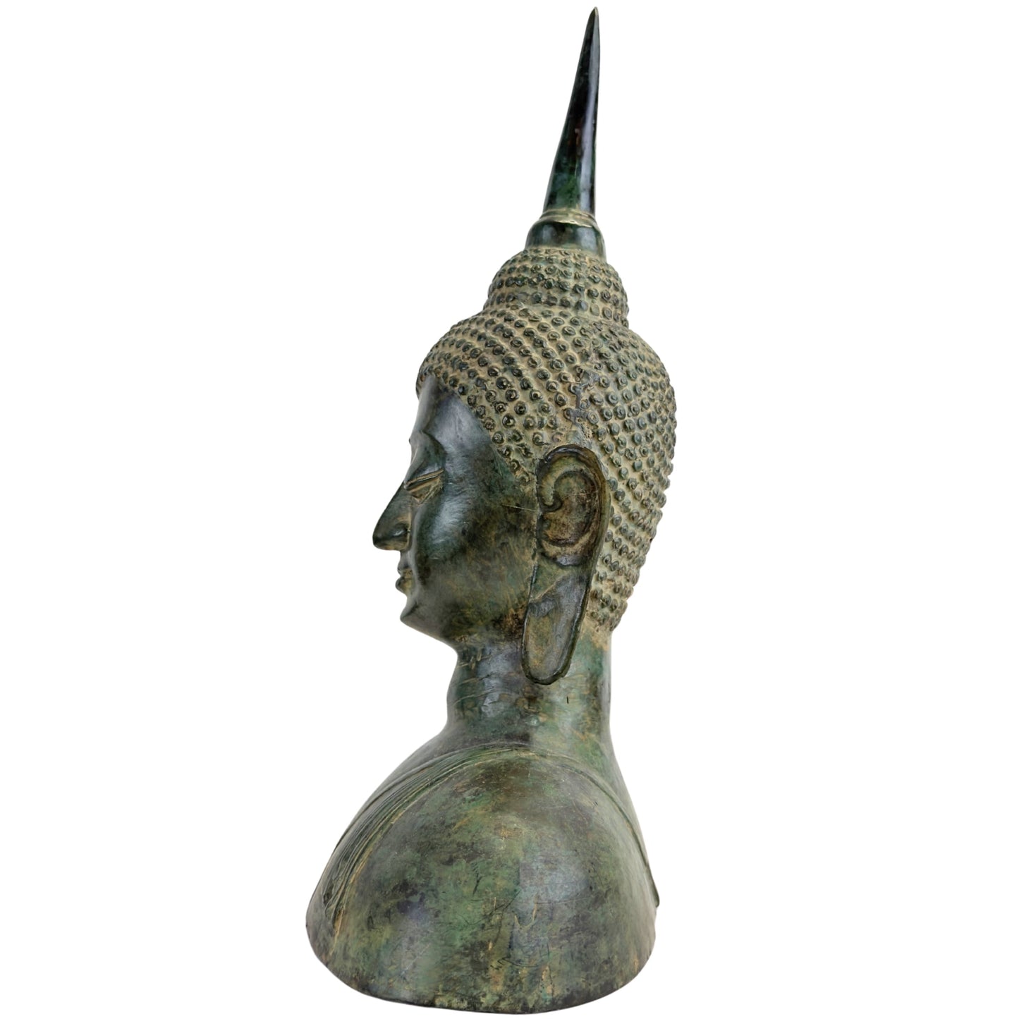 Bronzen Boeddhabuste uit Thailand in Sukhothai-stijl, rechtsvoor.