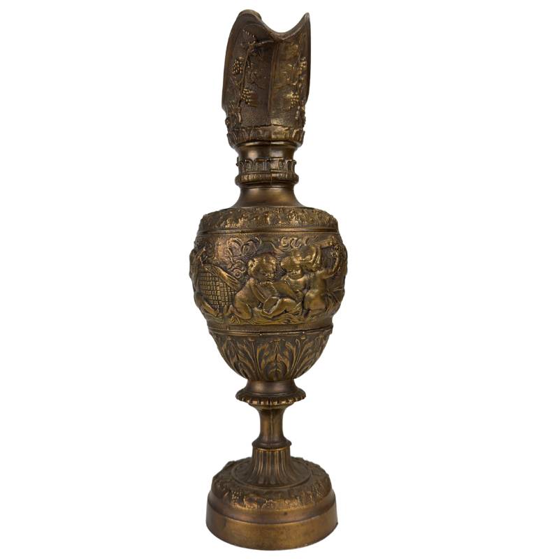 bronzen ewer in 19e eeuwse stijl met cherubijnen decoratie
