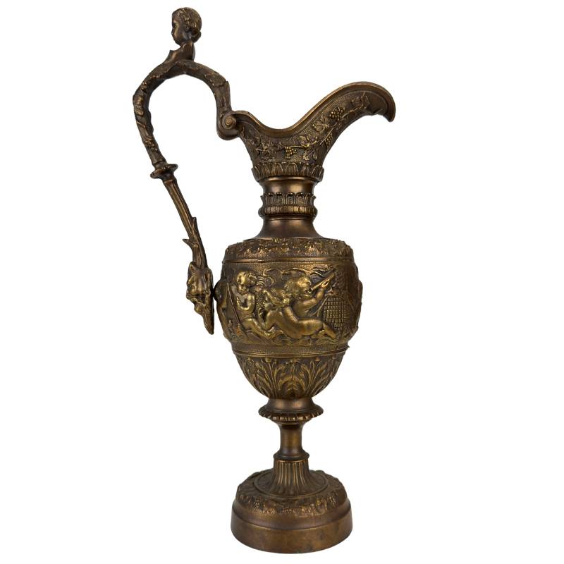detail van bronzen ewer met putti relief en diepe patina