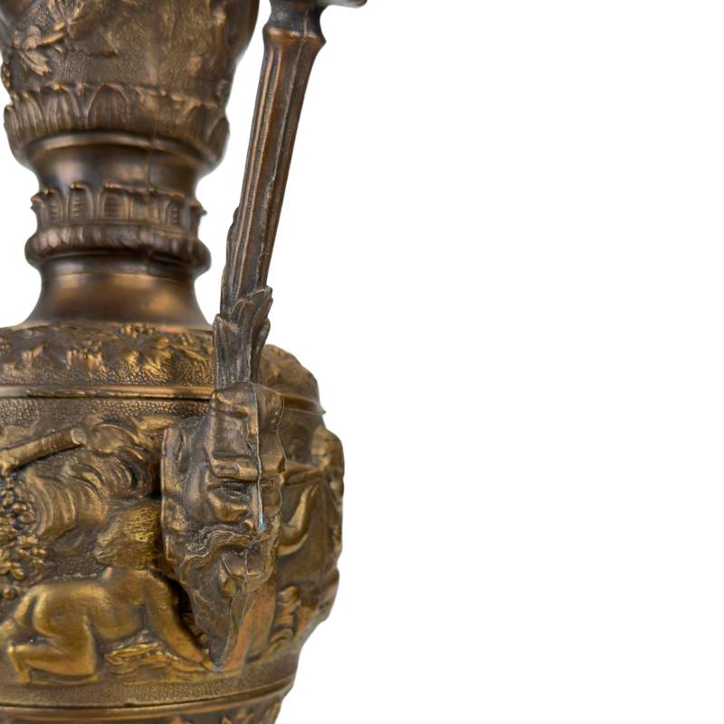bronzen ewer met warme patina en klassiek design