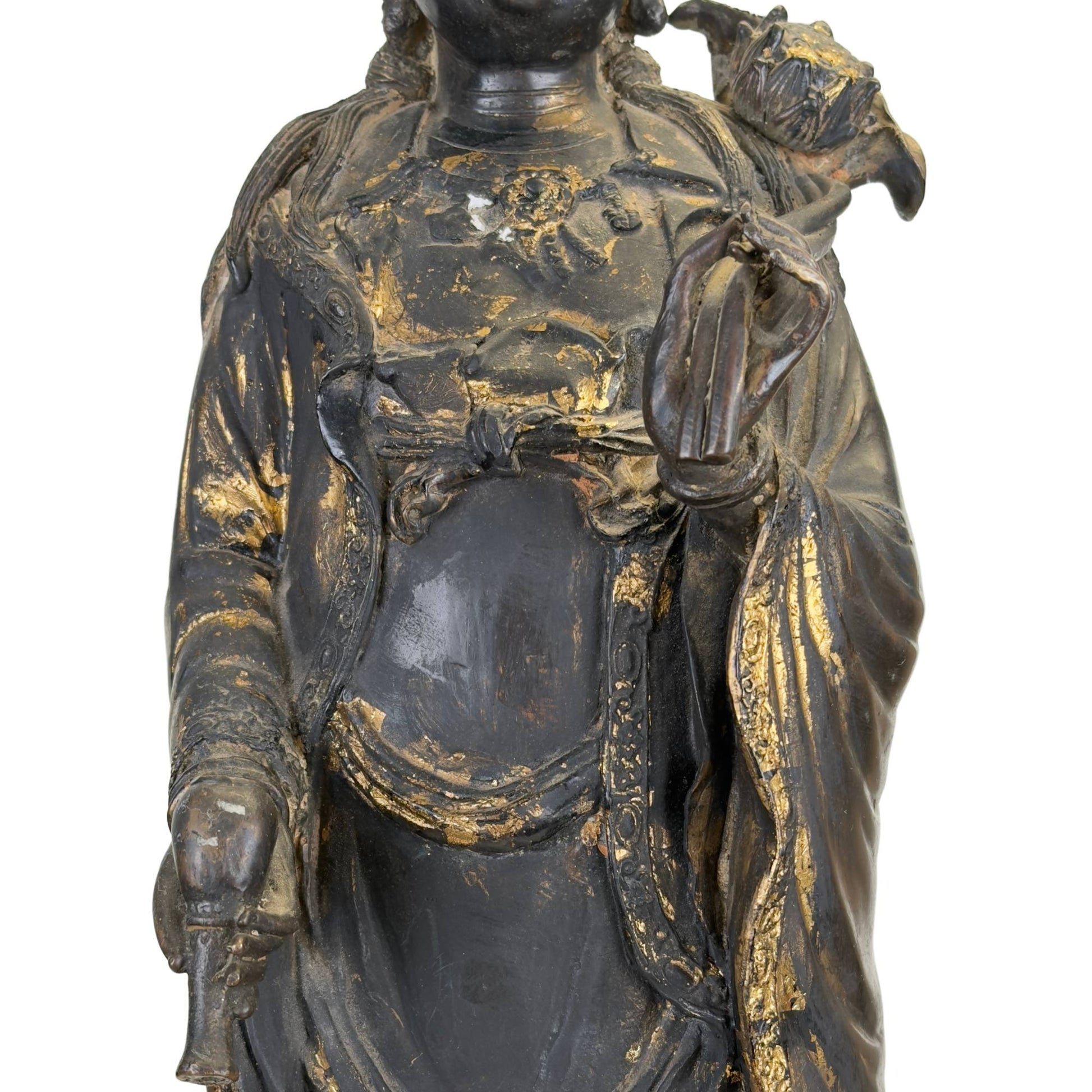 Bronzen Guanyin beeld op draakvis met oude donkere patina en krachtige Oost-Aziatische uitstraling