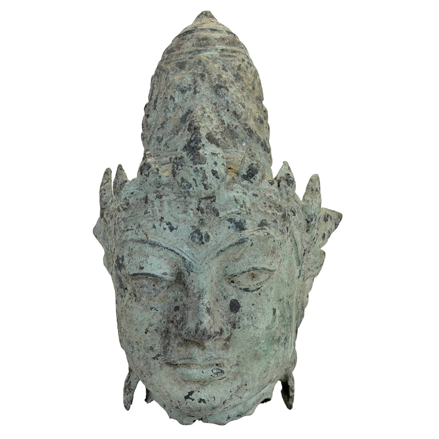 Bronzen hoofd van Vishnu uit Java in Majapahit-traditie met natuurlijke verdigris patina