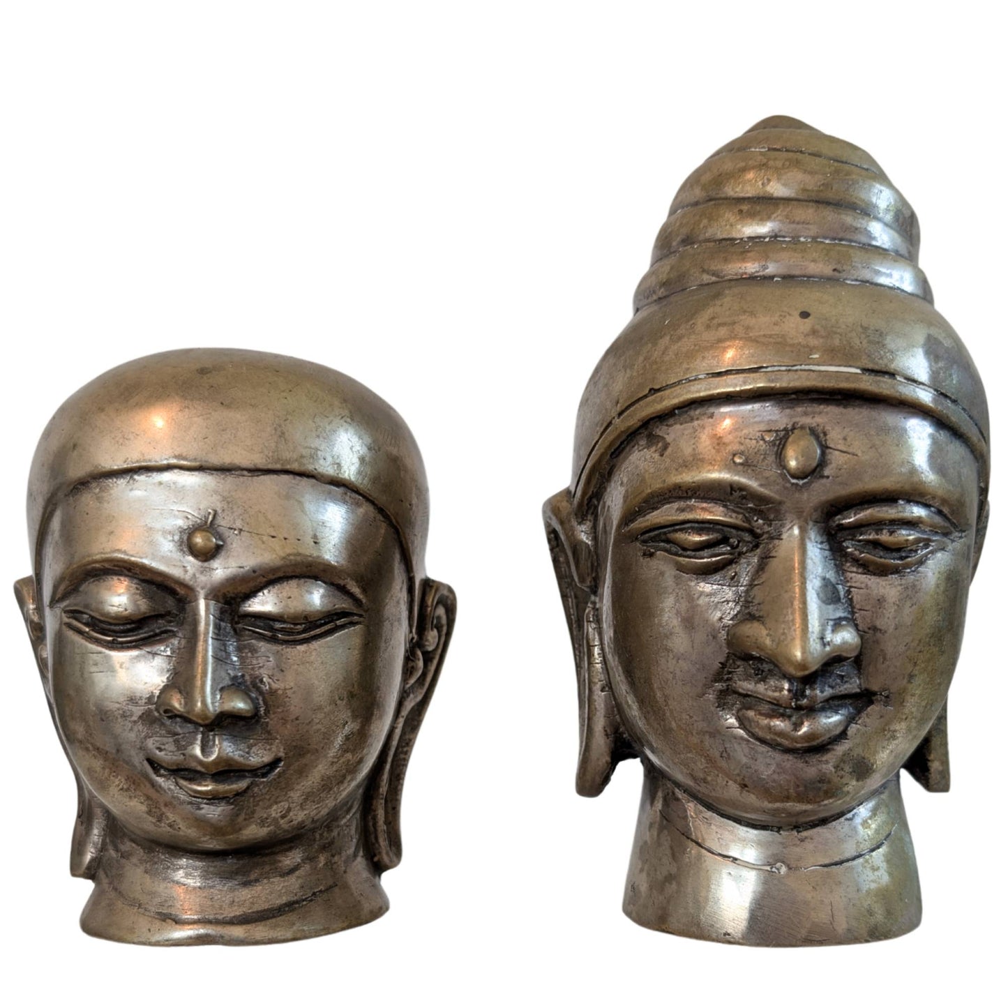 Set van twee bronzen koppen van een Boeddha en een monnik, vooraanzicht.