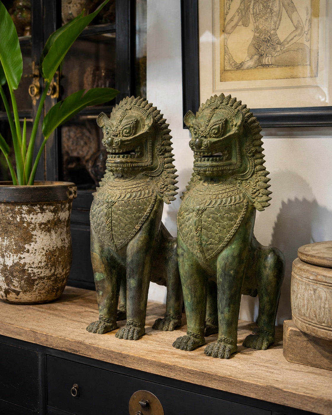 Historische bronzen leeuwen beelden als krachtige huisbewakers en spiritueel object