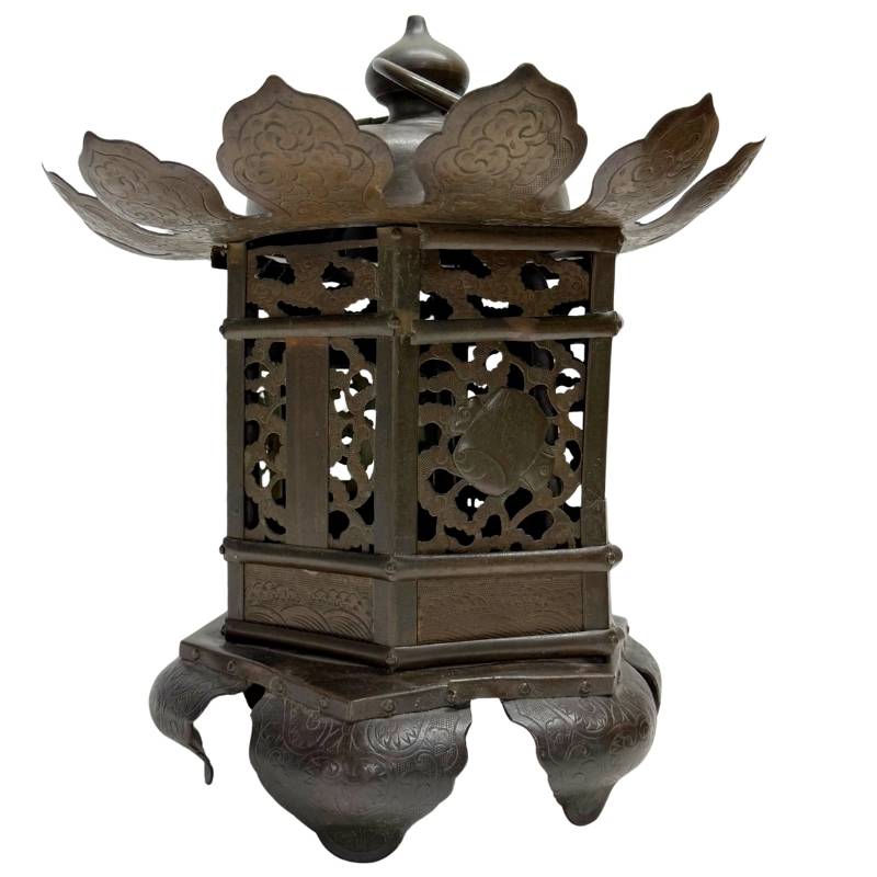 Bronzen rituele lantaarn met openklappende deurtjes, opengewerkte bloemmotieven en oude metalen afwerking