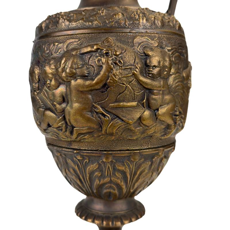 bronzen vaas kan met figuratieve reliefs en details