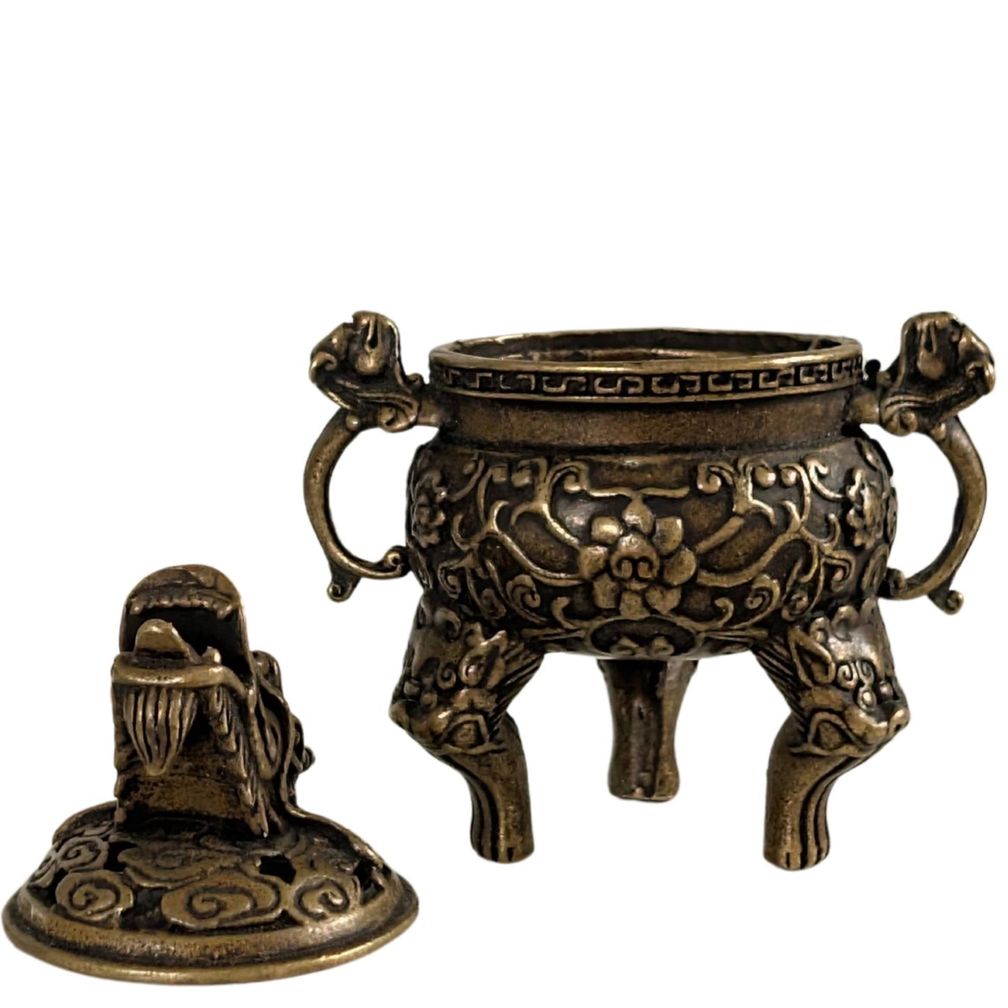 Gedetailleerd bronzen wierookvaatje met Chinees meanderpatroon en florale ranken.