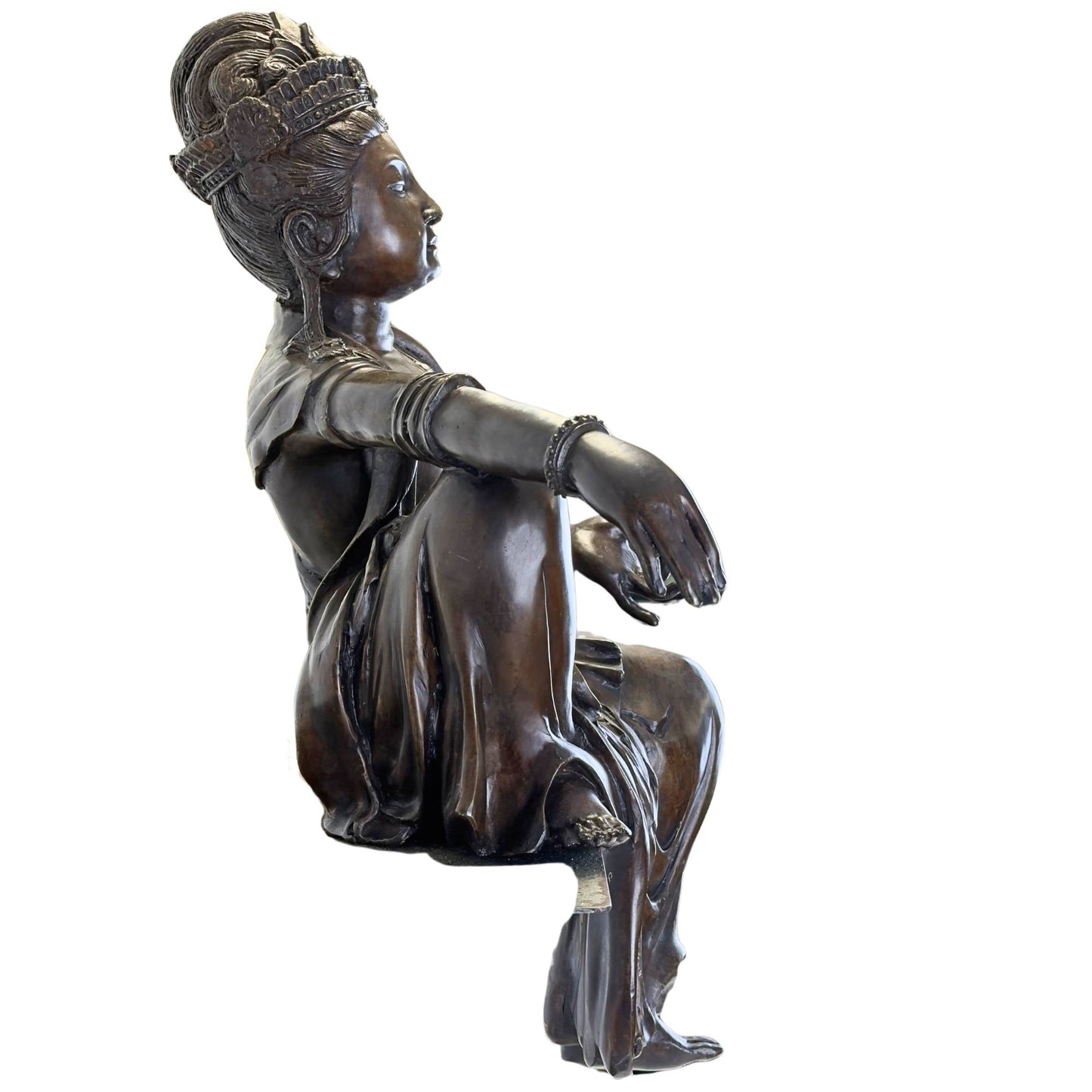 Zijaanzicht van het 14,6 kg zware bronzen beeld tonend de vloeiende draperie van het gewaad over de rand.