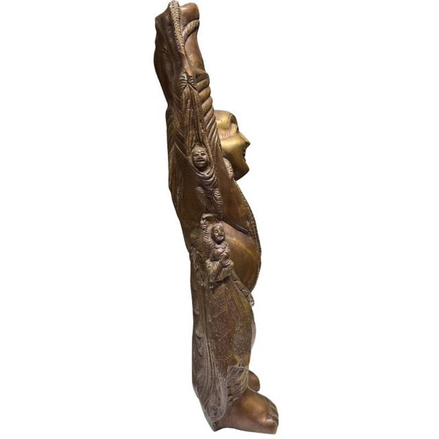 Detail van de charmante kinderfiguren die aan de Budai omhoog klimmen.
