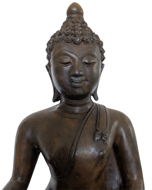 Groot bronzen Buddha beeld voor een harmonieus Feng Shui interieur.