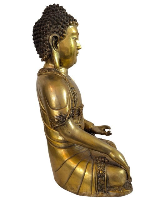 Gezeten Buddha in Bhumisparsha mudra uitgevoerd in authentiek vuurverguld brons.
