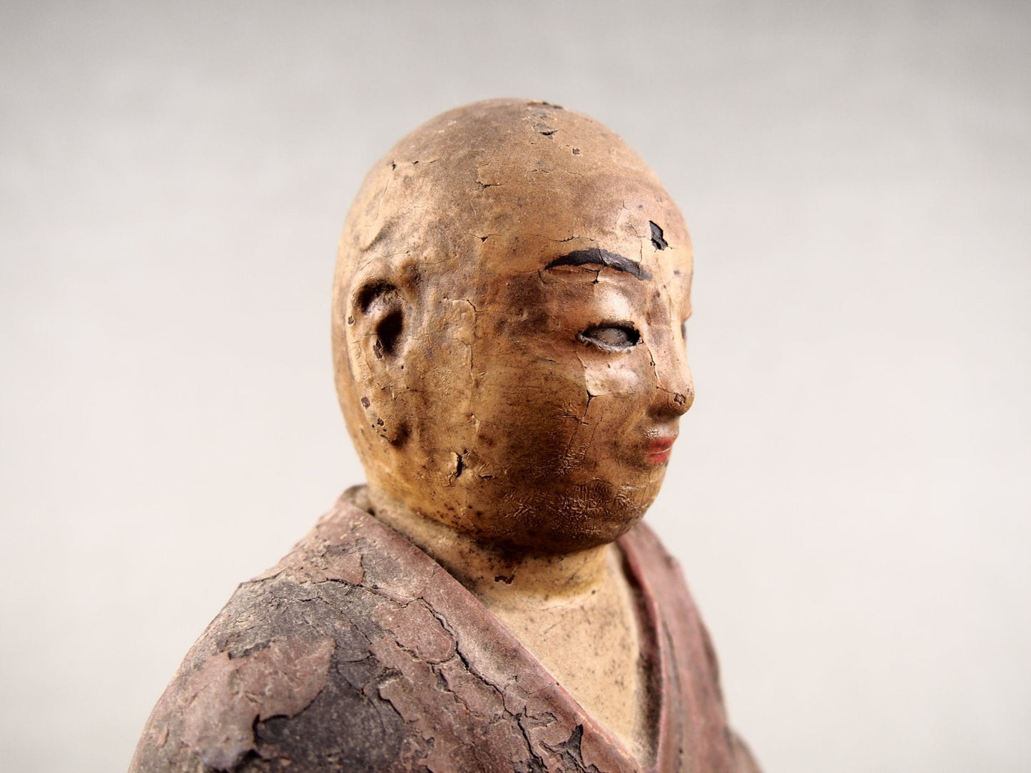 Houten beeld van een Japanse boeddhistische monnik
