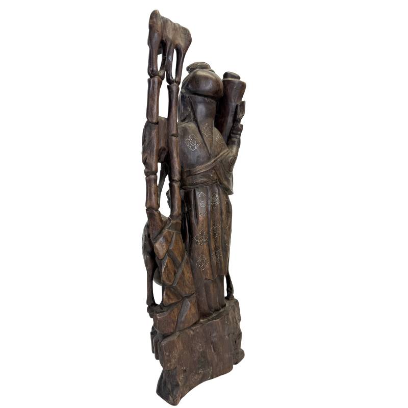 Groot Chinees houten beeld (43 cm) van een onsterfelijke figuur met een hertenkalf.