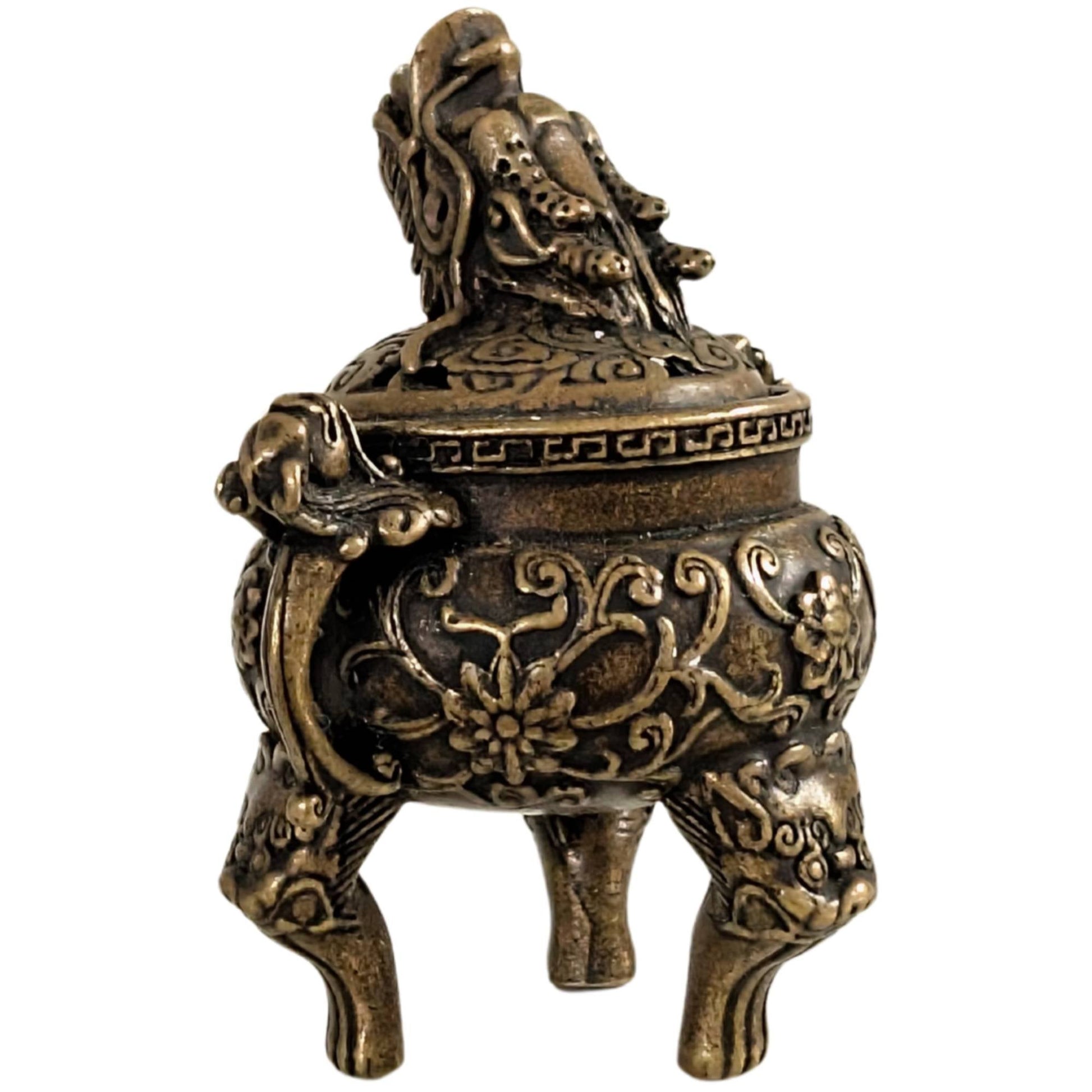 Vooraanzicht van een 6 cm hoge bronzen wierookbrander met drakendeksel.