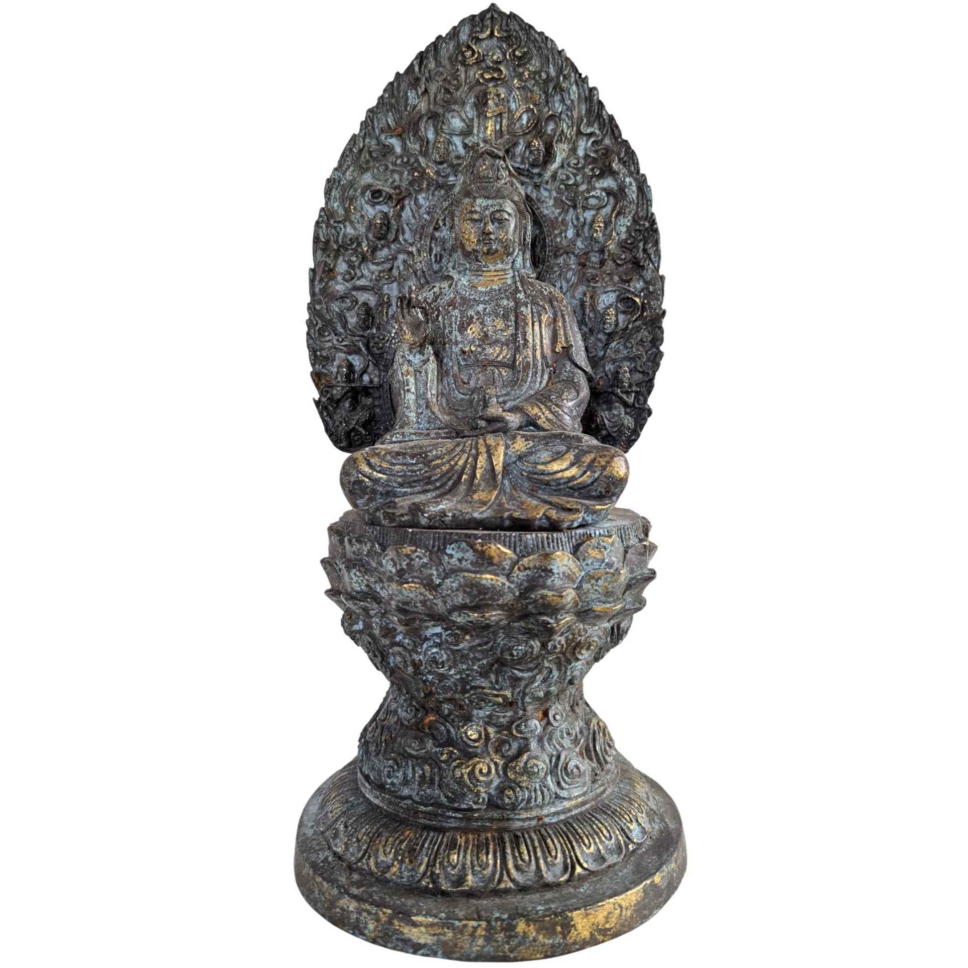 Vooraanzicht van een 36.5 cm hoog bronzen Guanyin beeld op een rijk bewerkte lotusbasis.
