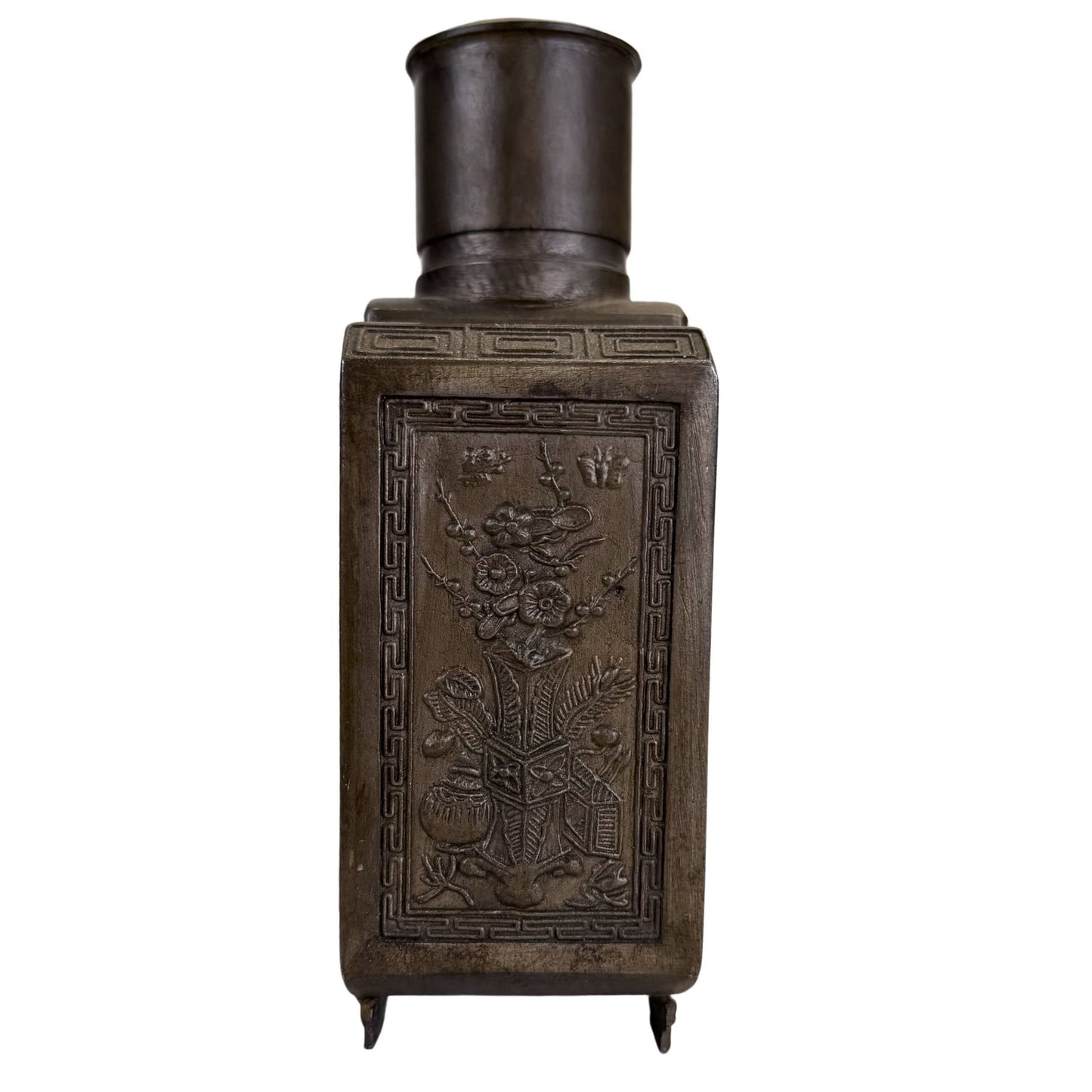 Chinese theepot in literati stijl met decoratief tinwerk en glazen panelen