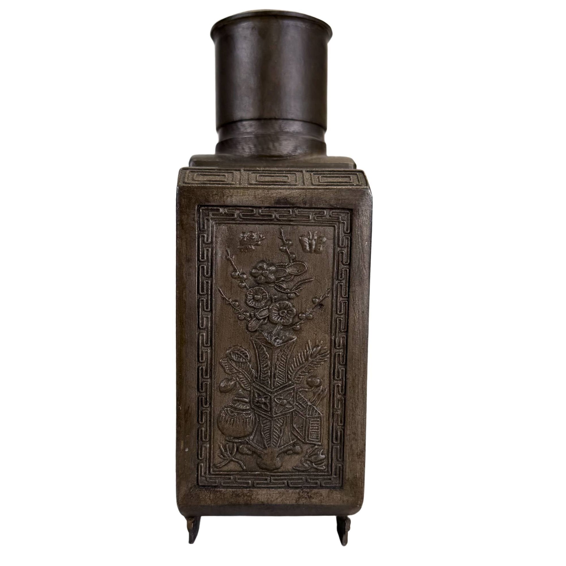 Chinese theepot in literati stijl met decoratief tinwerk en glazen panelen