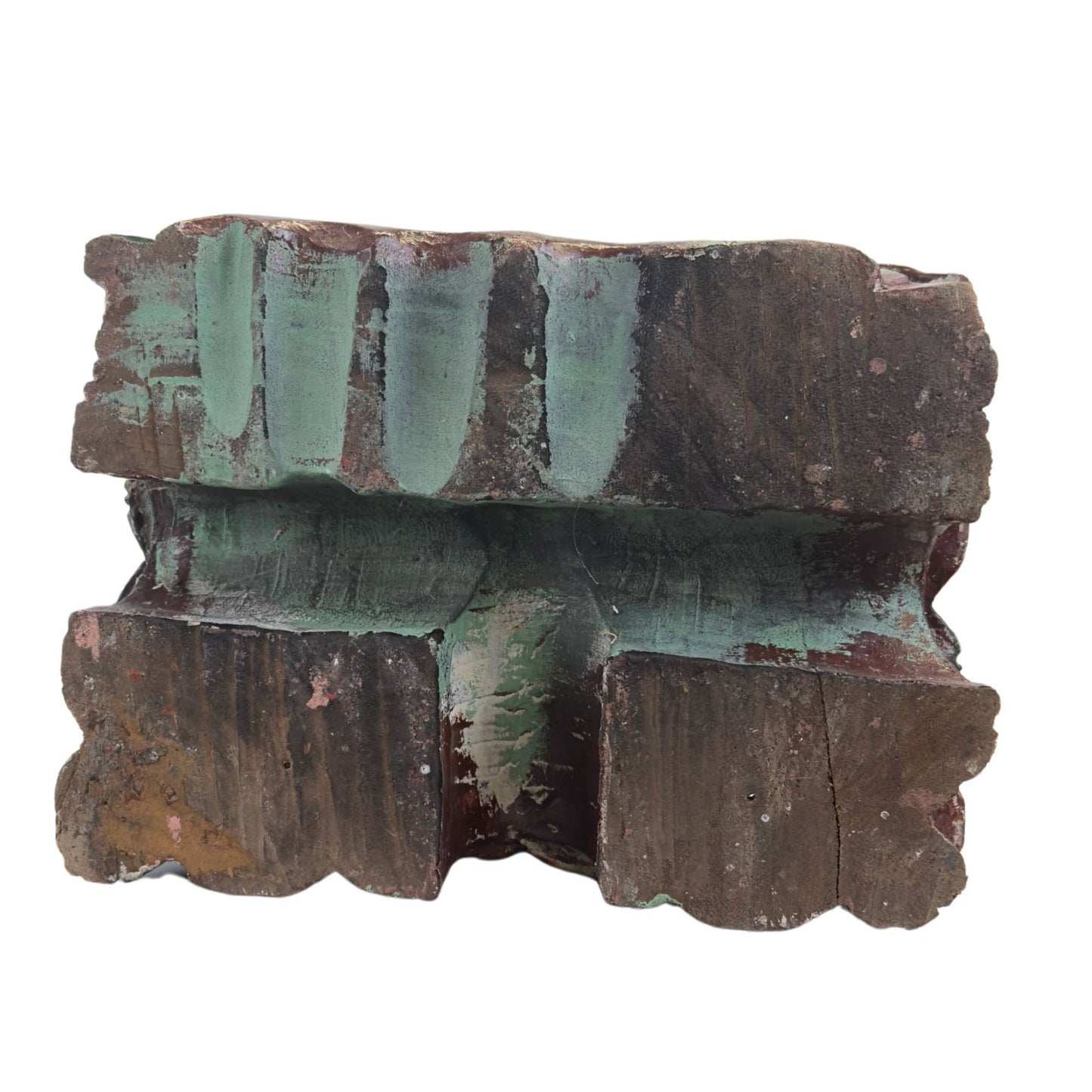 Onderaanzicht van de sculptuur, tonend de massieve, ruw afgewerkte teakwood basis met historische gutssporen en originele pigmentresten.