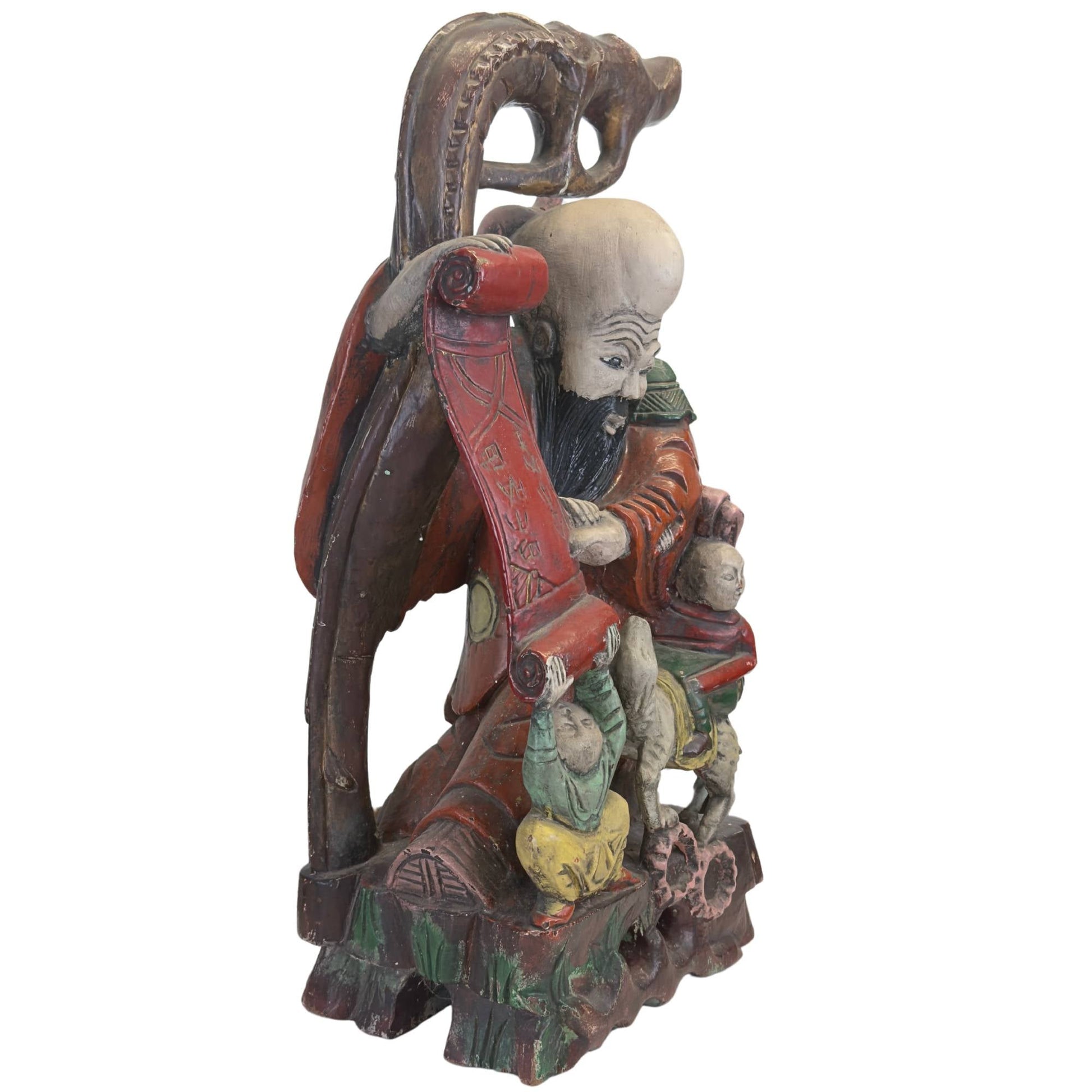 Driekwart vooraanzicht van de Shoulao-sculptuur, tonend het handgesneden houtsnijwerk en de gedetailleerde sculptuur van de begeleidende figuren.