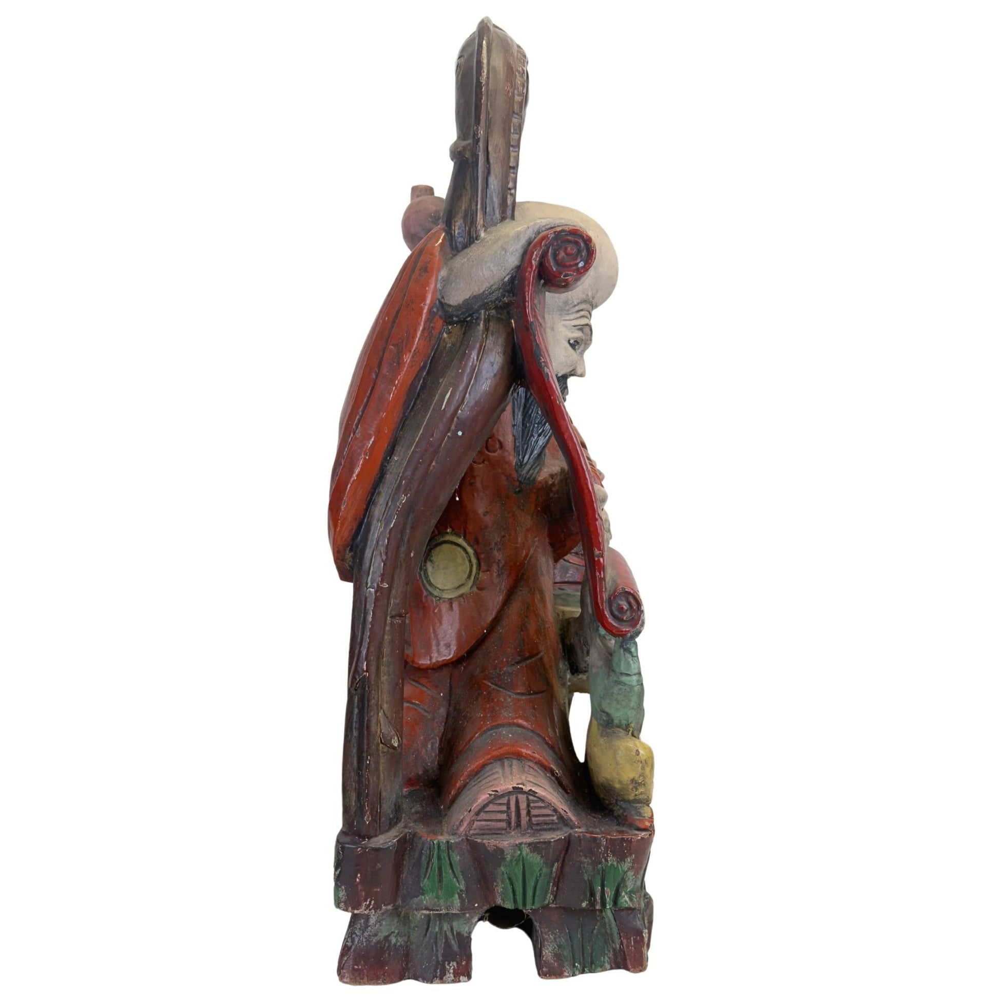 Zijaanzicht van de Shoulao-sculptuur, met aandacht voor de vloeiende lijnen van het gewaad en het rijke vakmanschap van het teakwood.