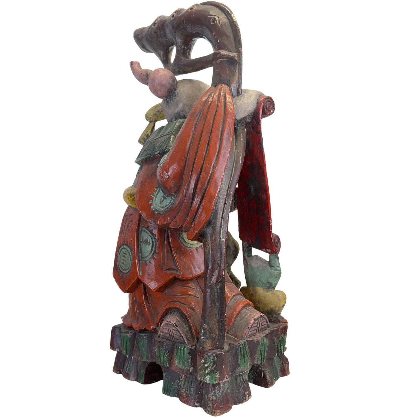 Achteraanzicht van de Shoulao-sculptuur, waarbij de diepte en complexiteit van het houtsnijwerk aan de achterzijde duidelijk zichtbaar zijn.