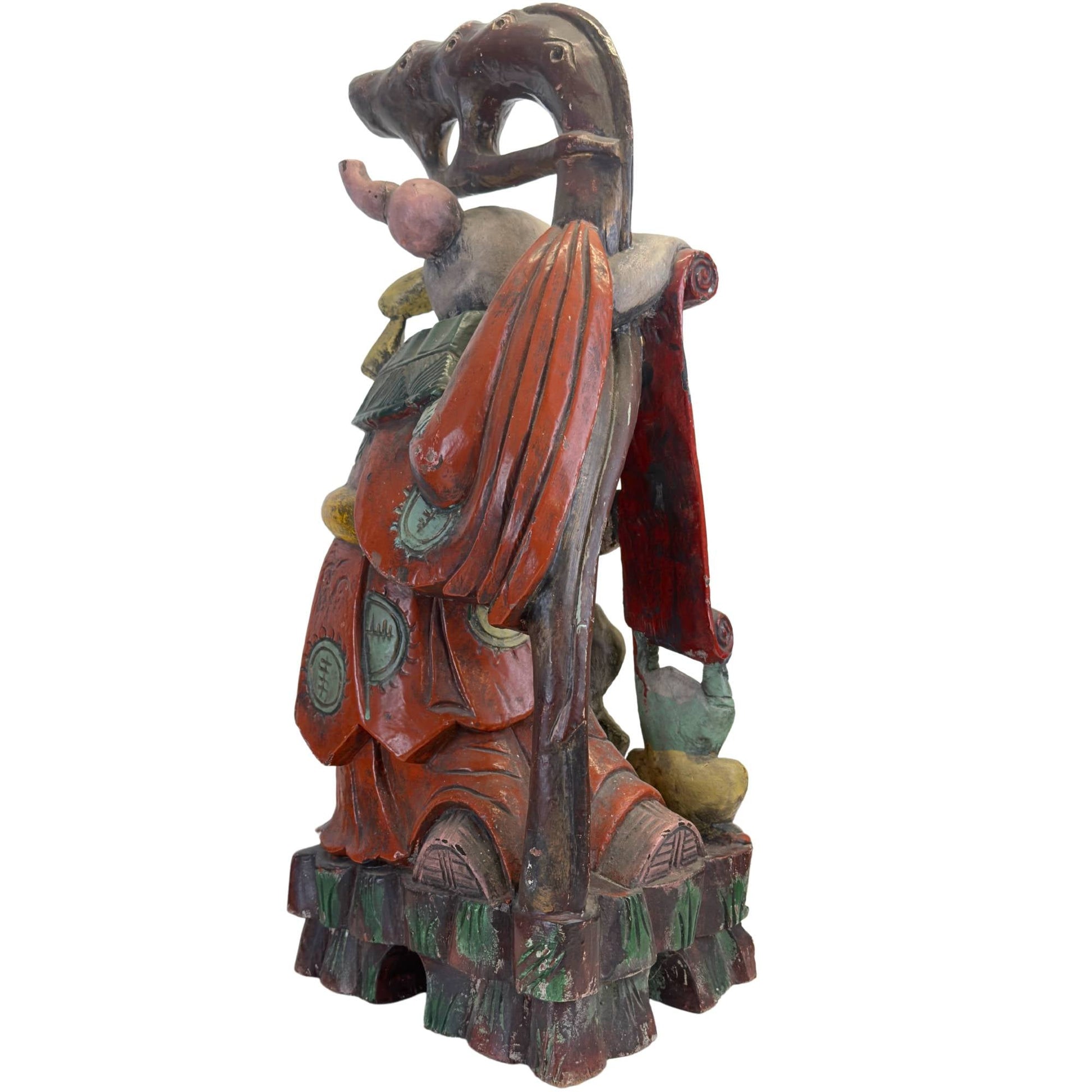 Achteraanzicht van de Shoulao-sculptuur, waarbij de diepte en complexiteit van het houtsnijwerk aan de achterzijde duidelijk zichtbaar zijn.