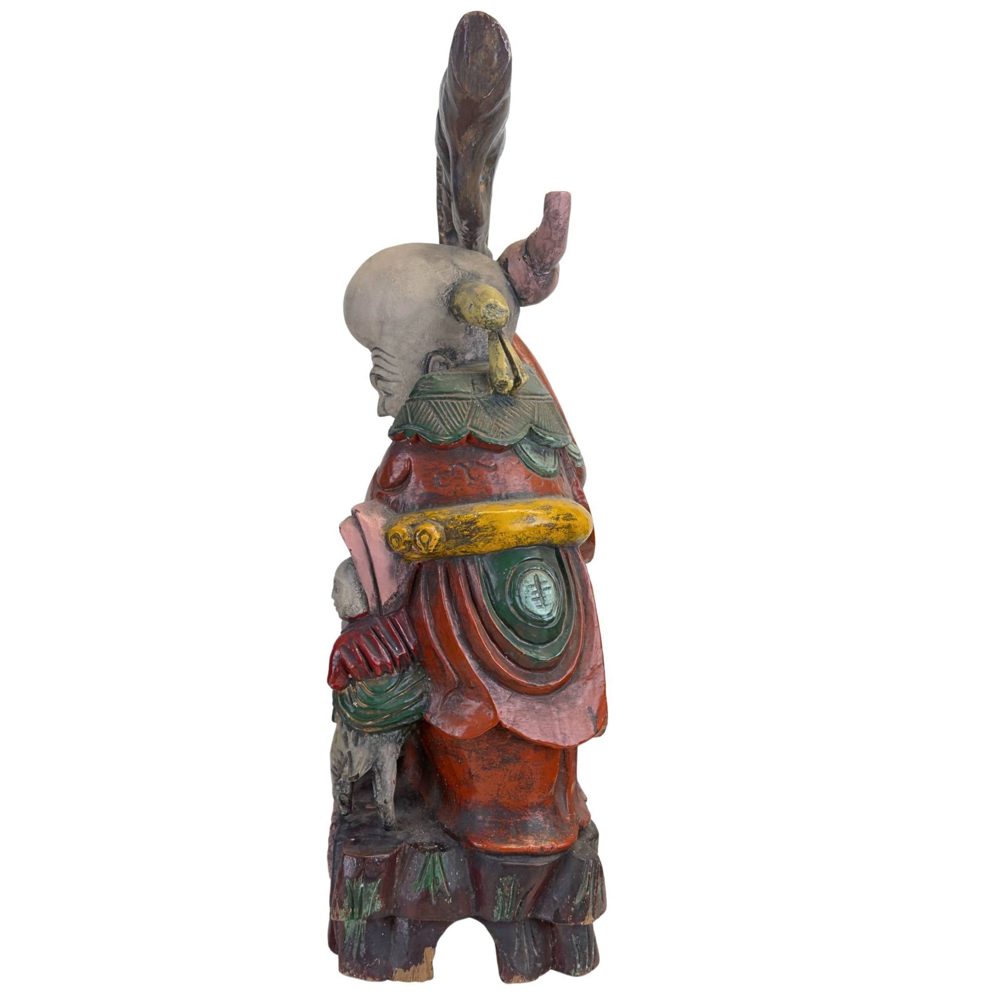 Driekwart achteraanzicht van de sculptuur, illustrerend de sculpturale kwaliteit van het hout en de traditionele Taoïstische motieven.