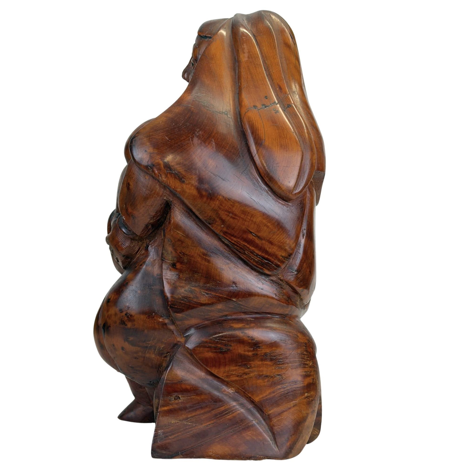 Handgesneden Madonna beeld uit christelijke kunsttraditie