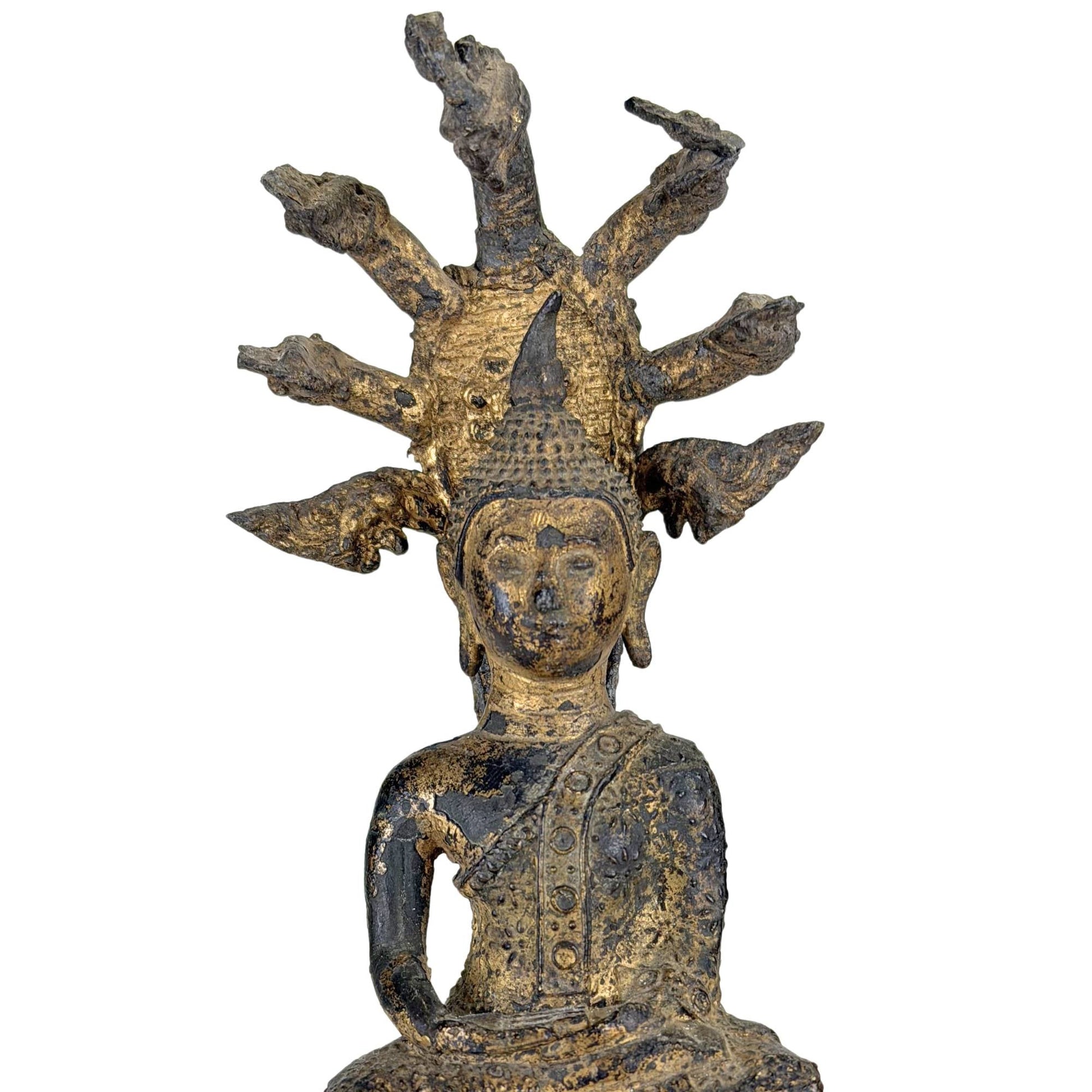 Close-up van antieke vergulde Thaise Naga Boeddha met serene gezichtsuitdrukking
