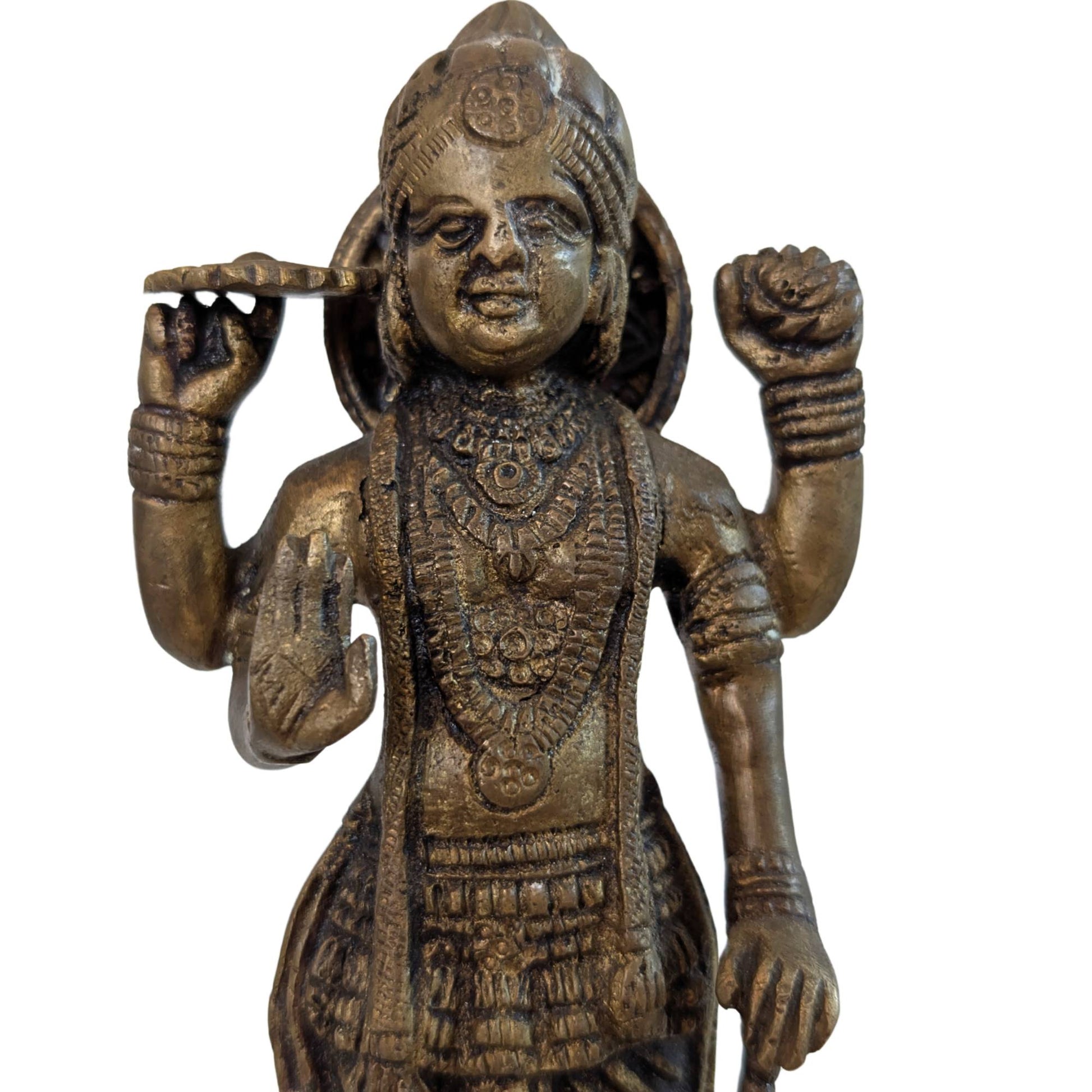 Detailopname van het gelaat en de kroon van de antieke Zuid-Indiase Vishnu