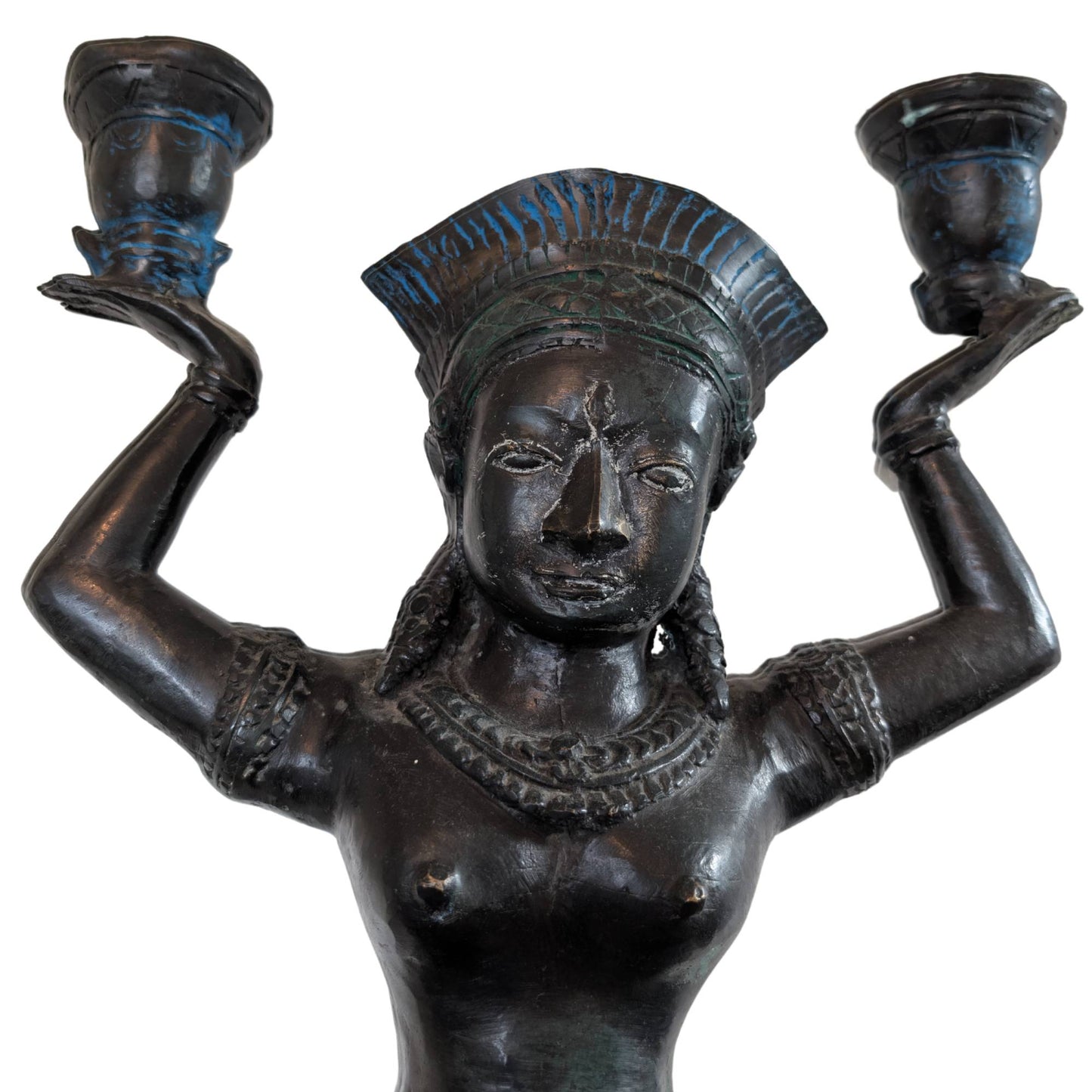 Close-up van het serene gezicht van een Yakshi in brons