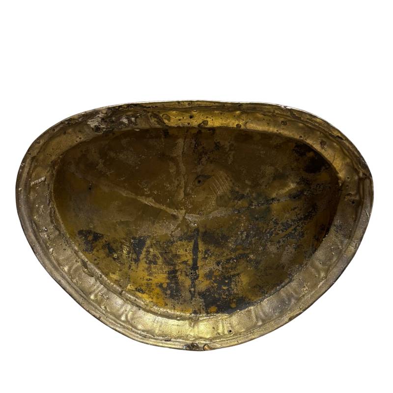 Contrast tussen verzilverd lichaam en gouden lotusrand historisch mixed-metal effect.