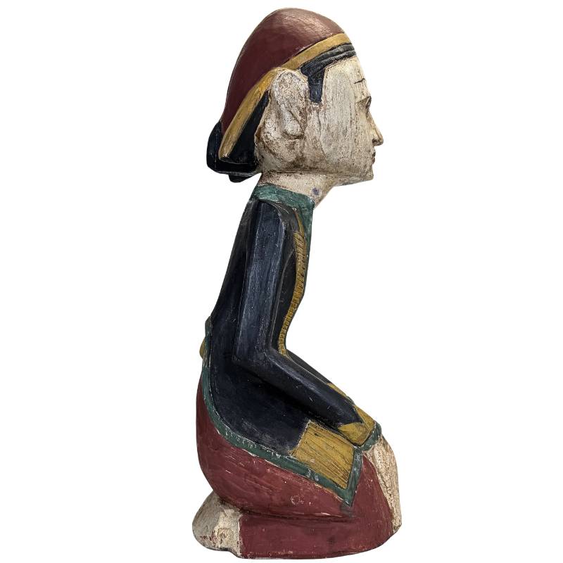 Detail van natuurlijke craquelé op de antieke polychrome verflaag.