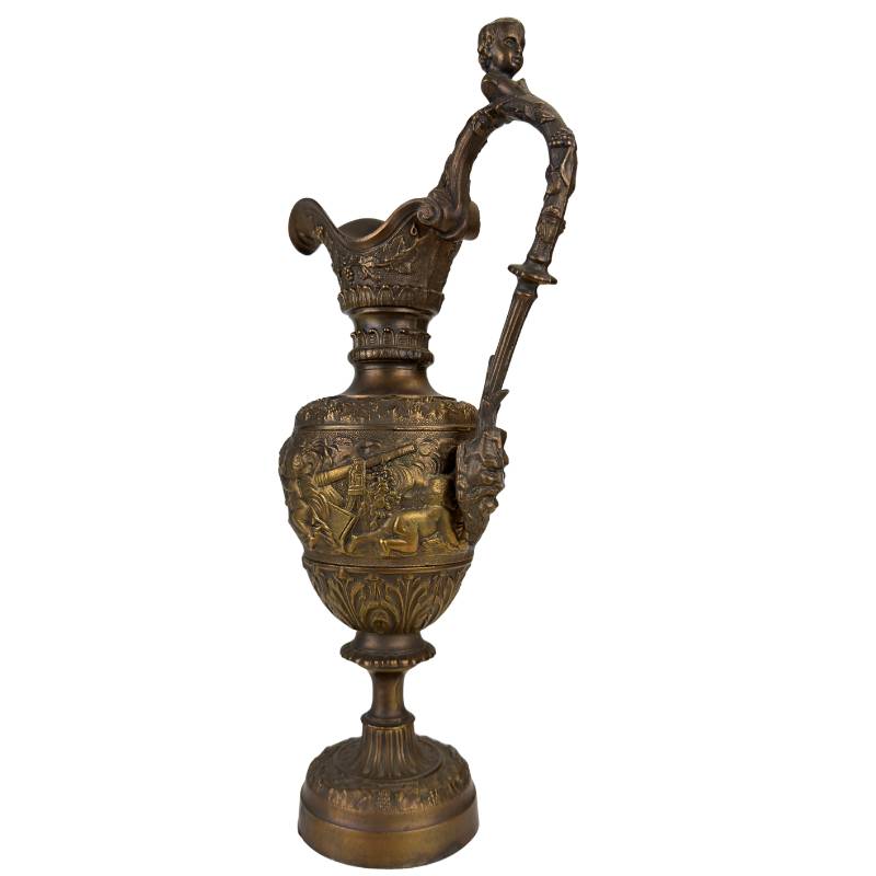 decoratieve bronzen kan voor klassiek interieur met ornamenten