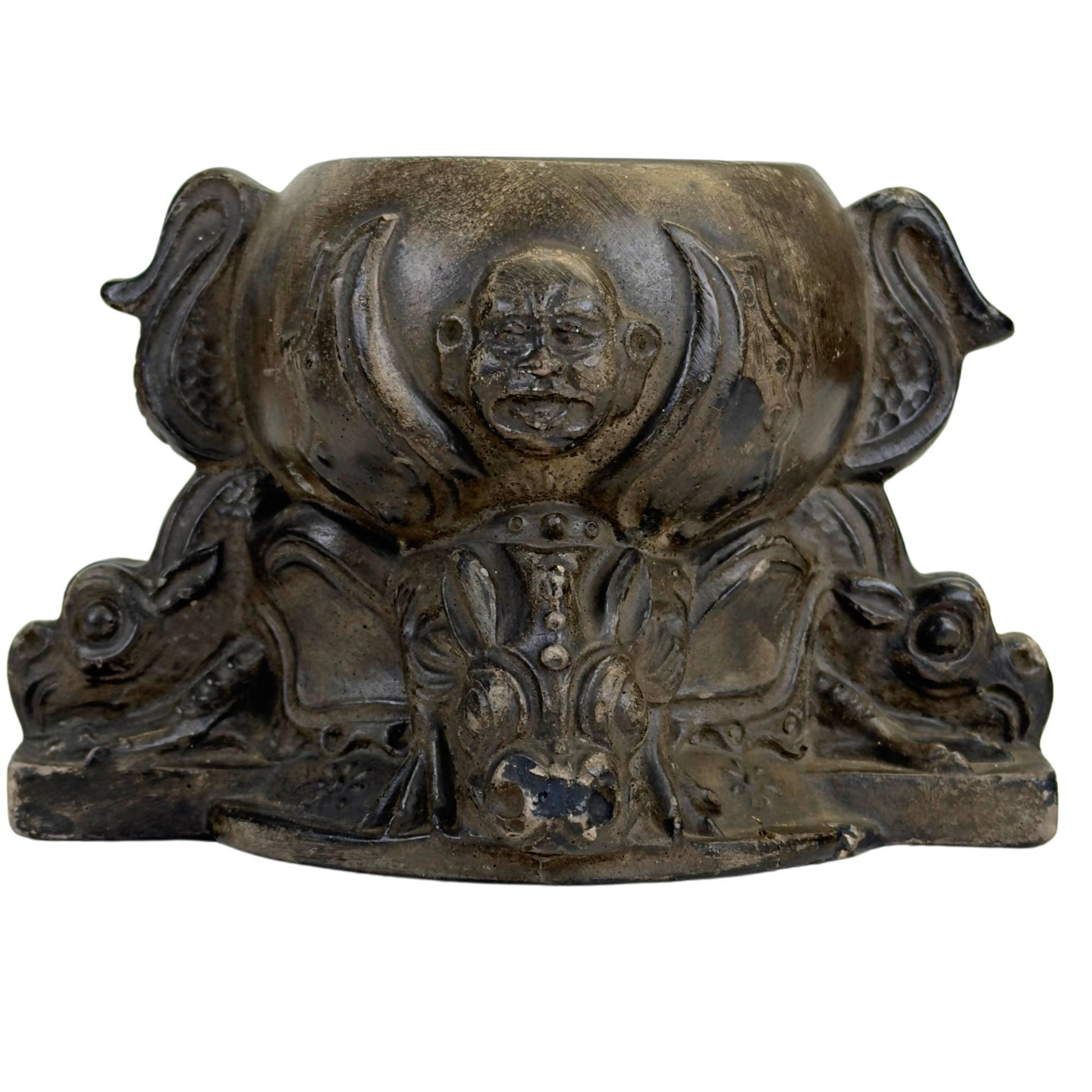 Decoratieve pot met draken en expressieve gezichtsmotieven