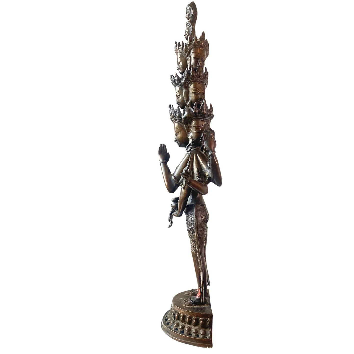 Detail van de acht armen en spirituele attributen van Avalokiteshvara
