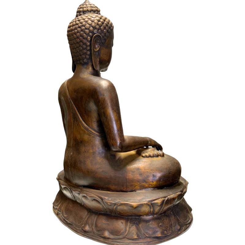 Close-up van de Bhumisparsha Mudra (aarde aanrakende gebaar) op antiek brons.
