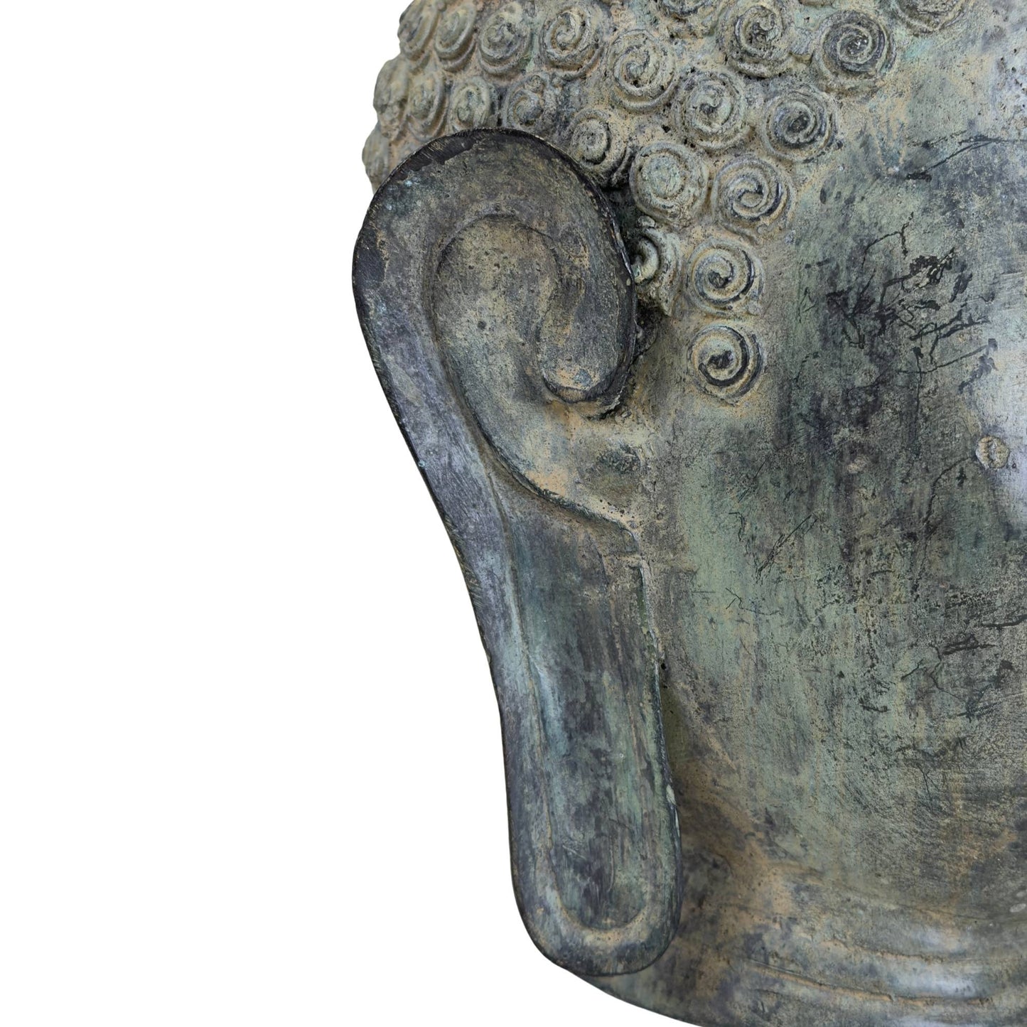 Detail van de lange oorlel en patina van het bronzen Boeddha hoofd