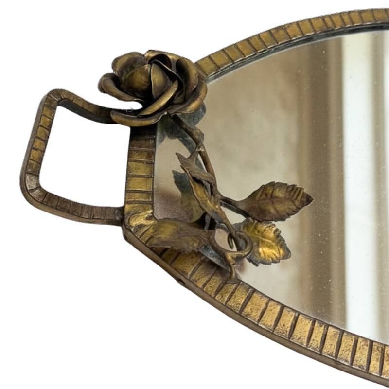 Detail van een bronzen coupe schaaltje op drie poten van een Frans tafelgarnituur
