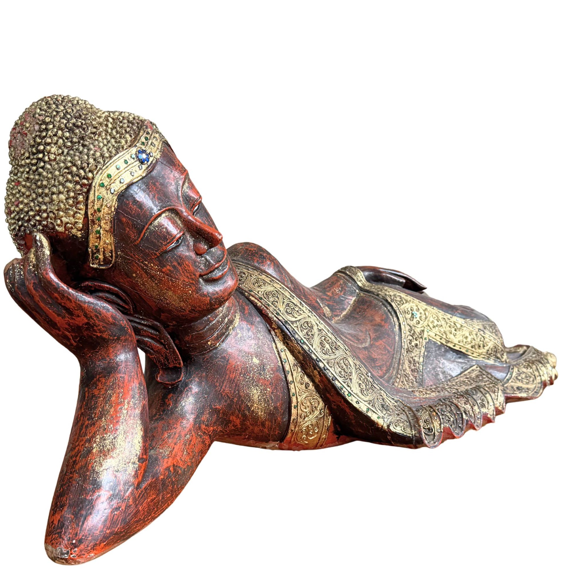 Detail van het serene gezicht en de hand van de Birmaanse Boeddha in Parinirvana houding
