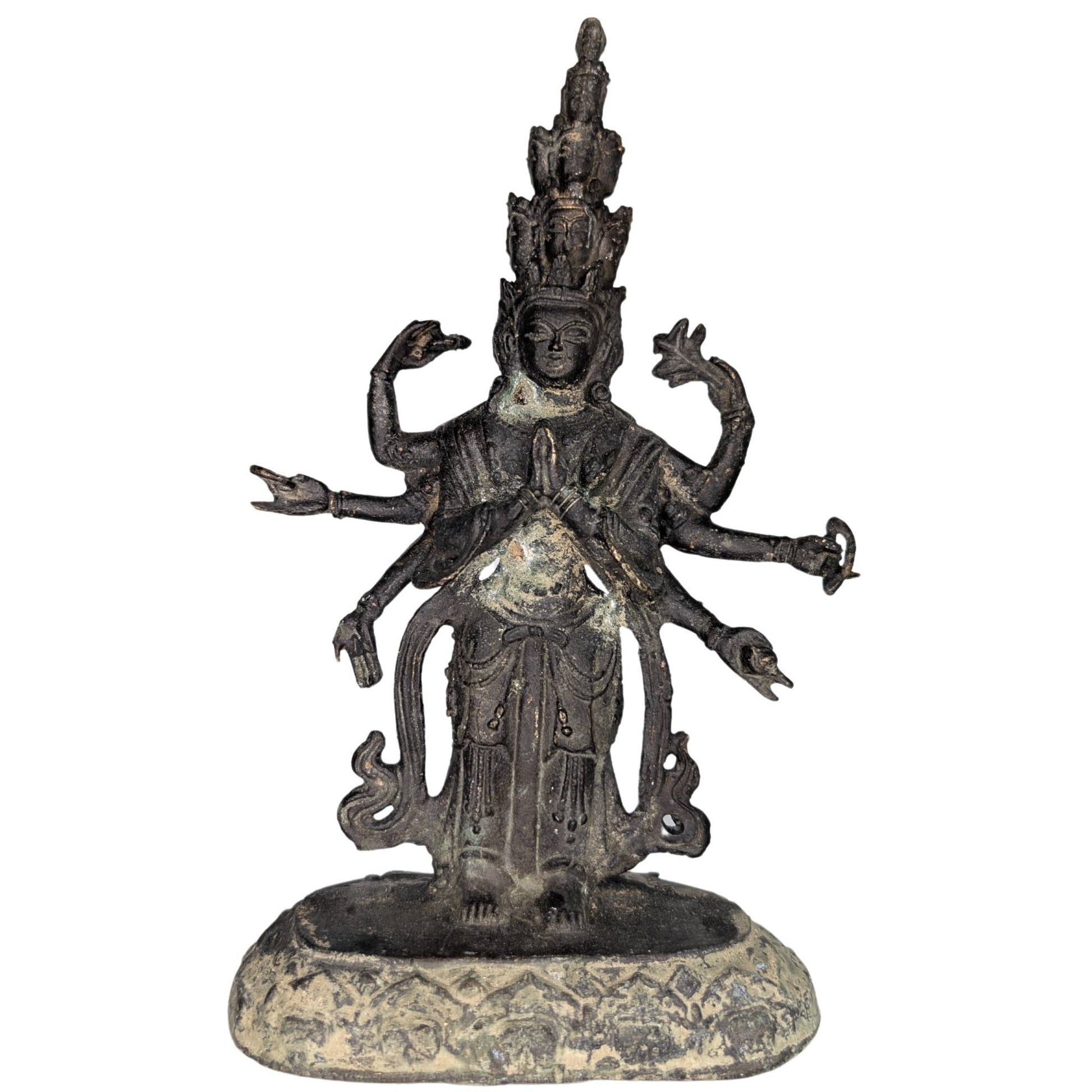 Detail van de grootste Sahasrabhuja figuur met duizend armen en vuurvergulding.