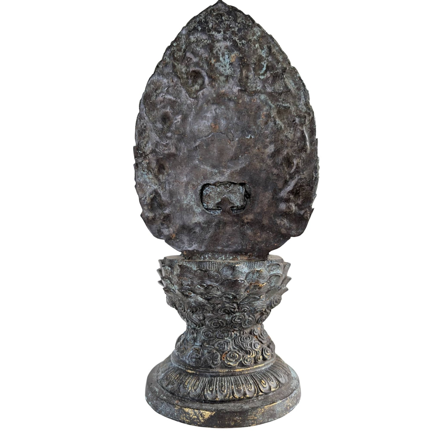 Close up van de zware meerlaagse lotustroon van het 3.5 kg zware bronzen beeld.