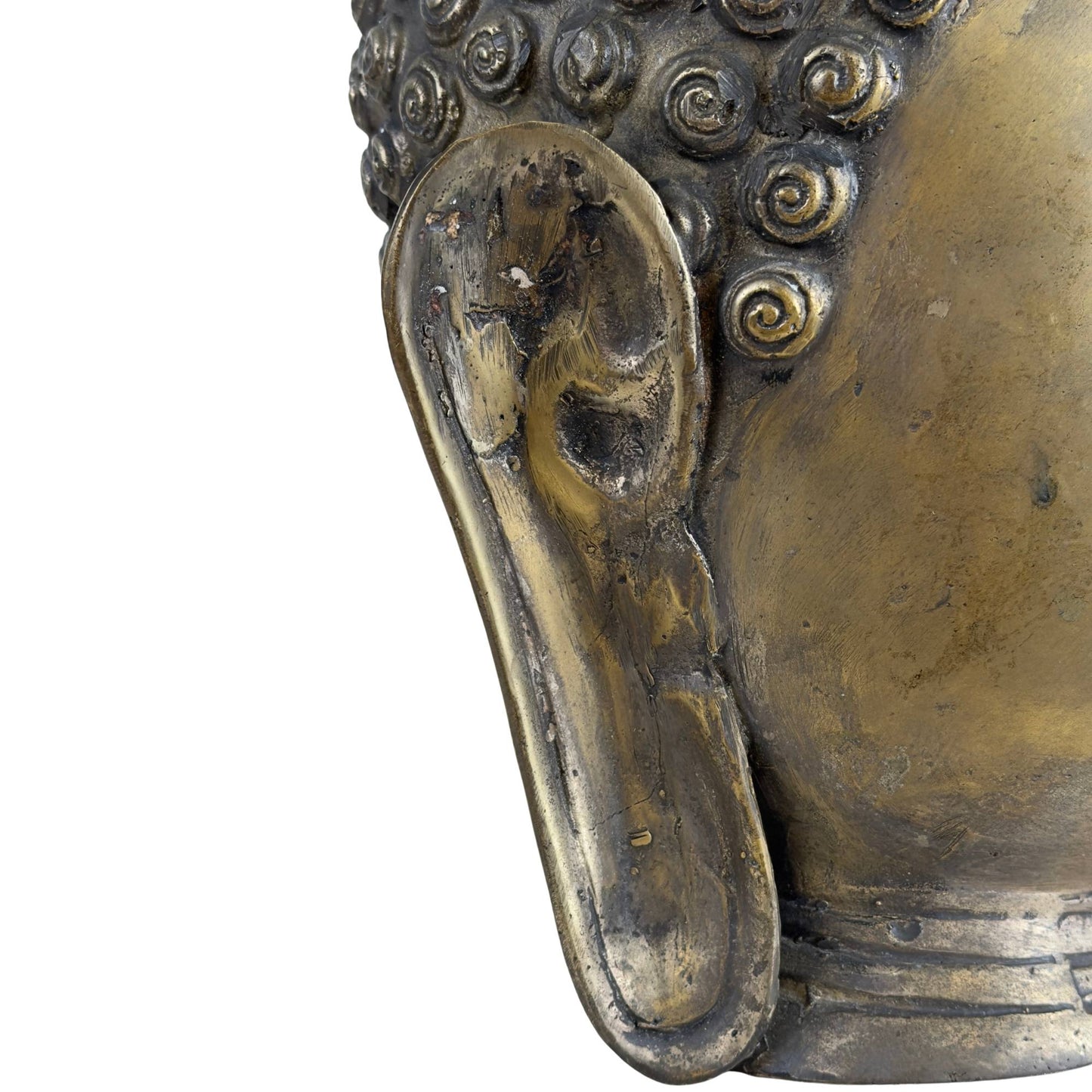 Detail van de lange oorlel van een bronzen Boeddha sculptuur