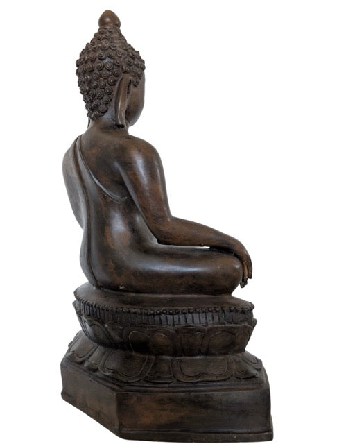 Detailopname van de donkere patina en bronzen textuur van het Buddha beeld.