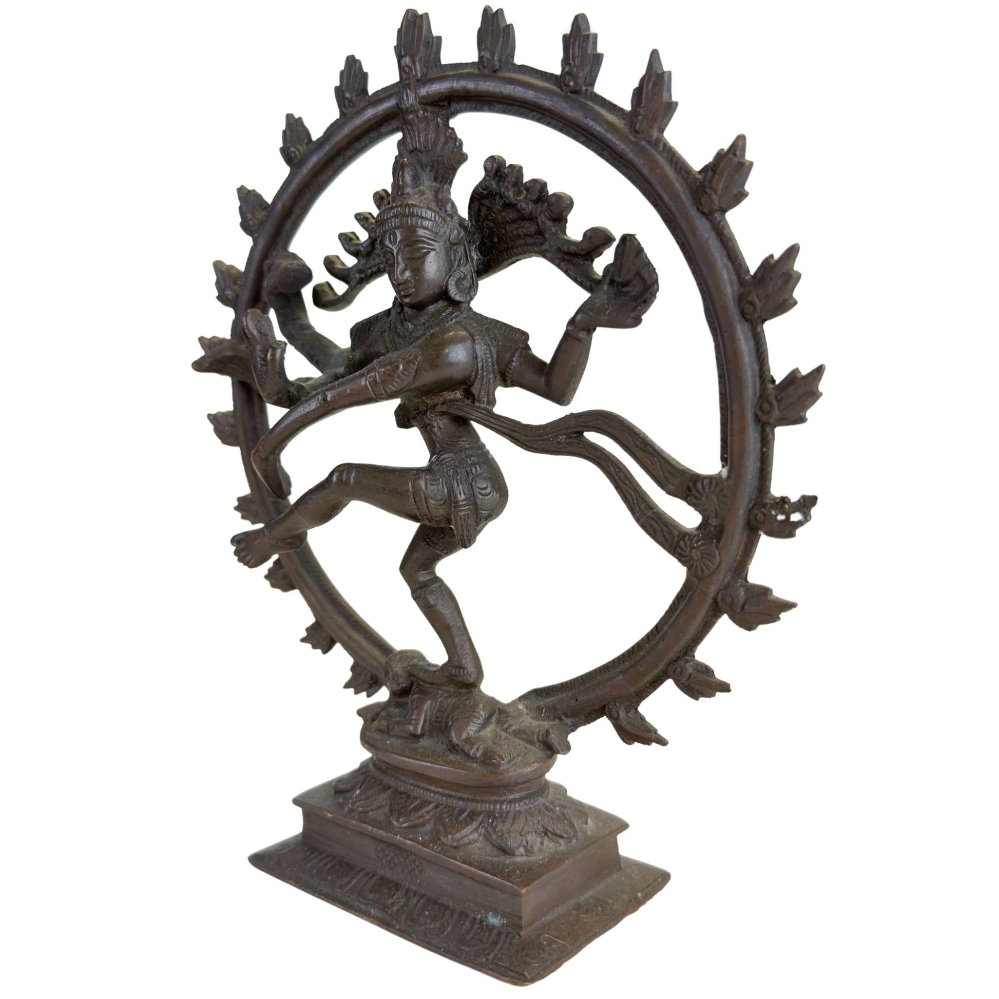 Detail van gezicht, handmudra en fijne bronsstructuur van massief Shiva beeld
