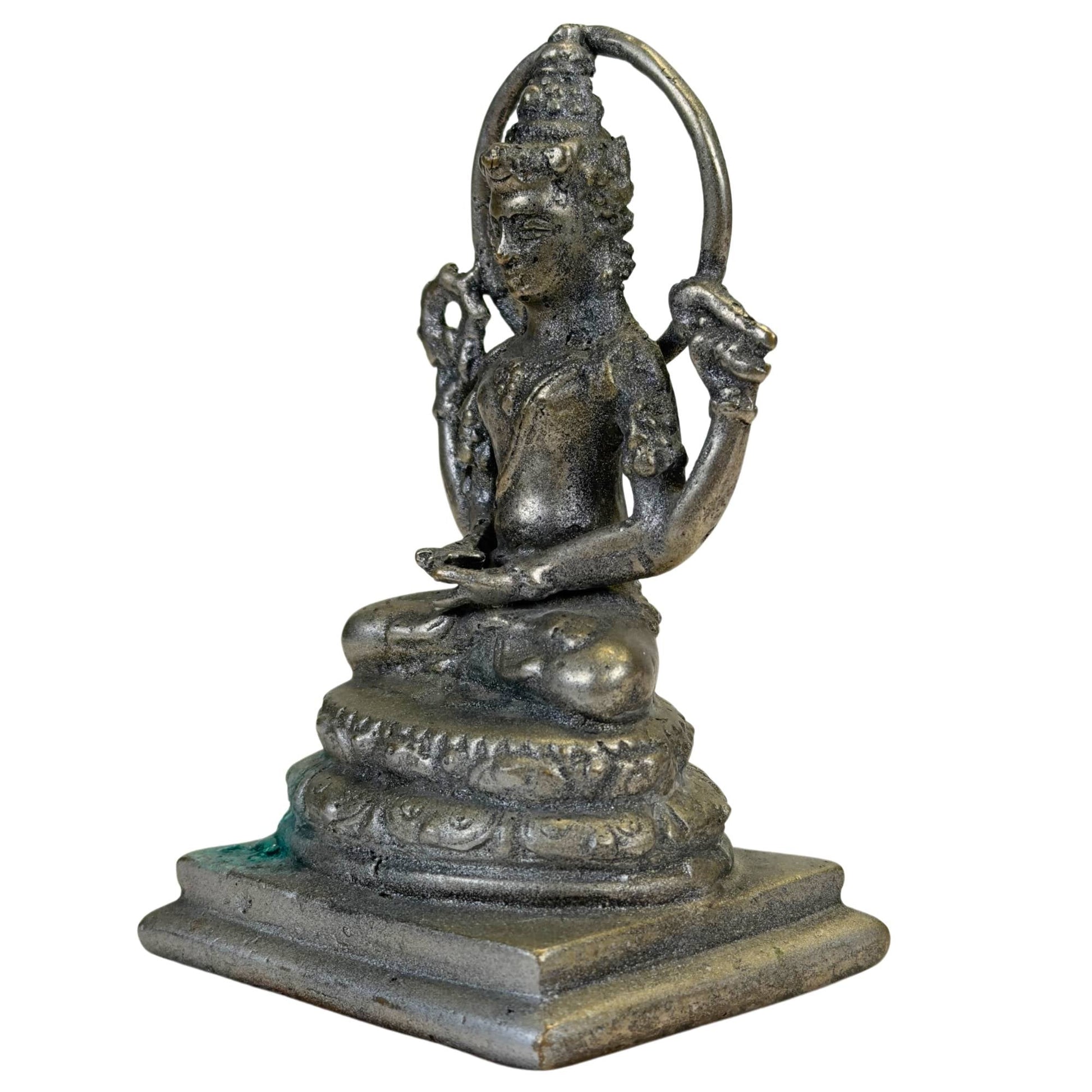 Detail van Vishnu aureool en hoofdtooi op compact Indonesisch bronzen beeld met doorleefde oppervlakte