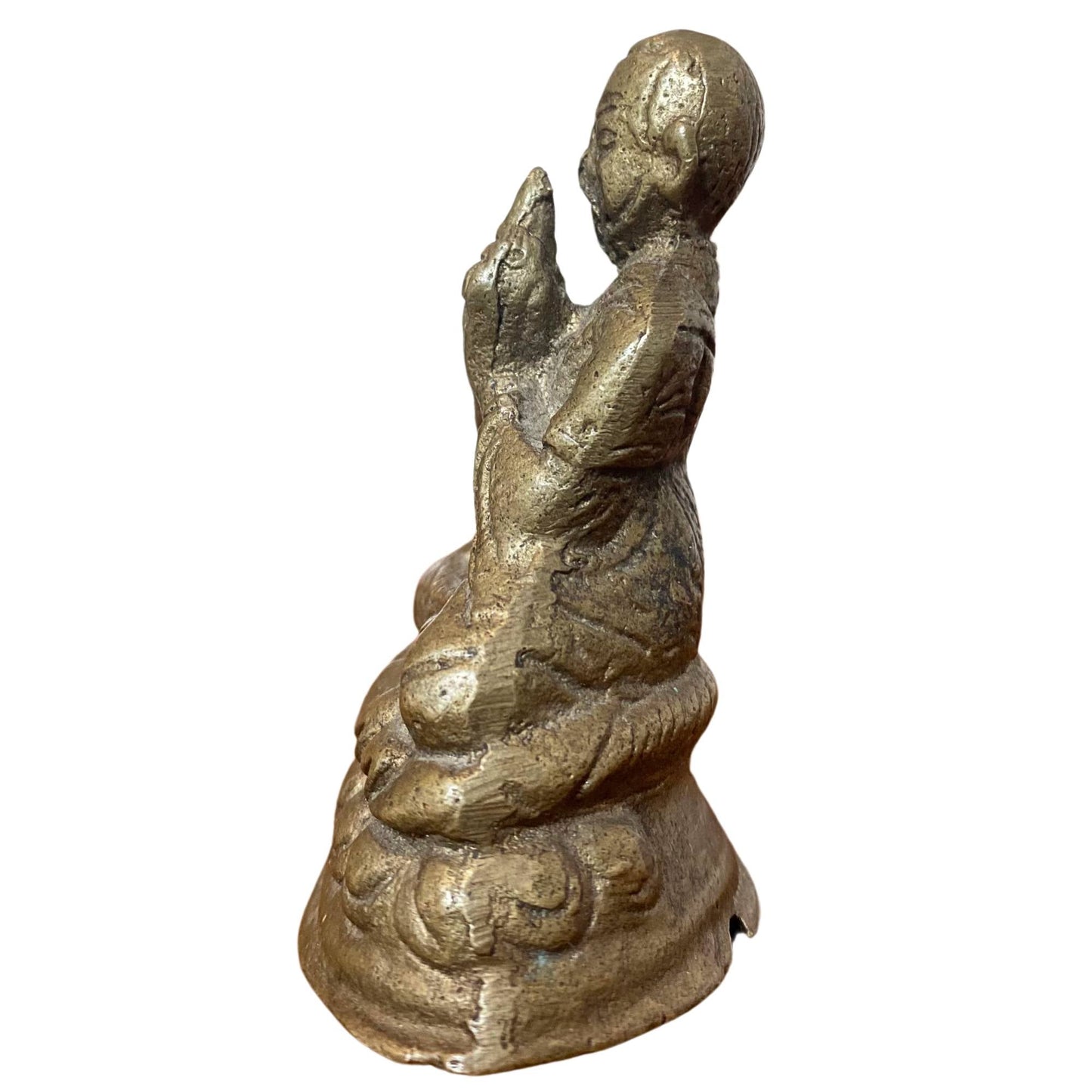 Close-up van de bronzen figuur met duidelijke sporen van originele vuurvergulding in de diepere plooien.