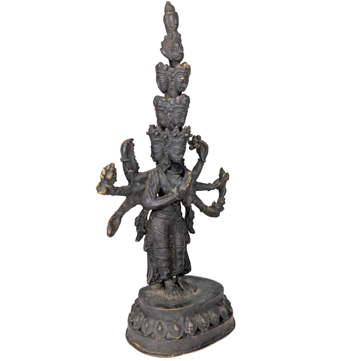 Complexe multi-hoofdige en multi-armige iconografie van de Bodhisattva van Mededogen.